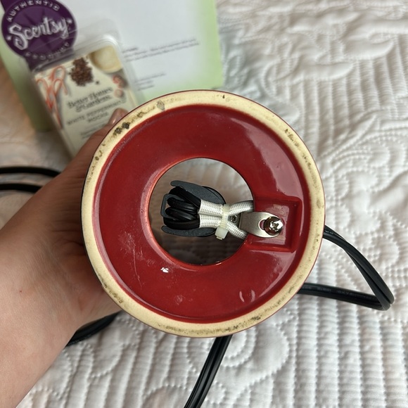 Scentsy Warmer Prancer Full Size Red Wax Warmer With wax melt EUC in box no bulb - Picture 8 of 17
